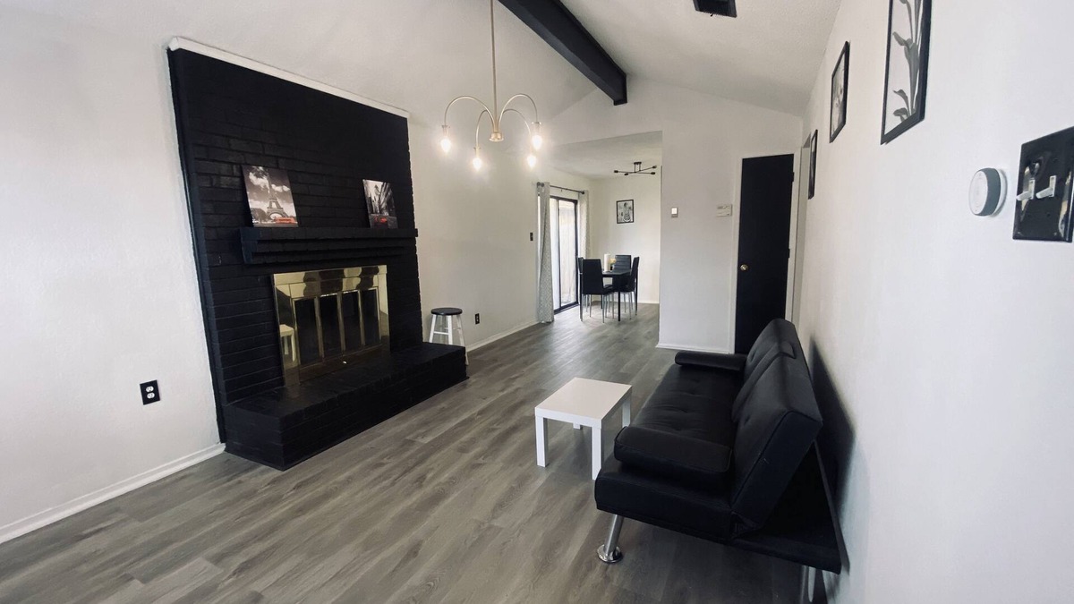 Fort Worth House | Relax & peaceful house fireplace