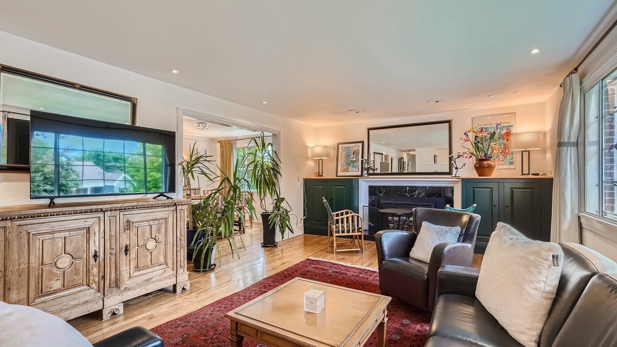 Park East House | Relax & Play in Boulder | Sauna, Games, Trampoline & Yard