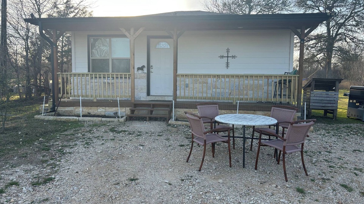 Paige Cabin | Relax & Recharge in Paige, Tx - 15 Acres, Fishing, and Farm Animals Await