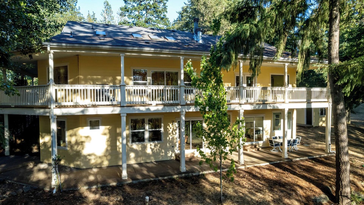 Eugene House | Relax & Recharge Near Eugene – Sauna, Massage Chair, Gourmet Kitchen