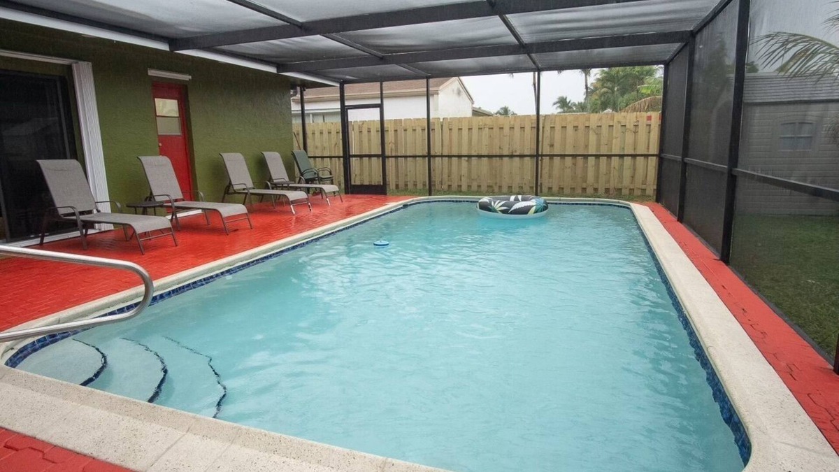 Sunrise House | Relax . safe .shopping ,quiet environment , pool table swimming pool