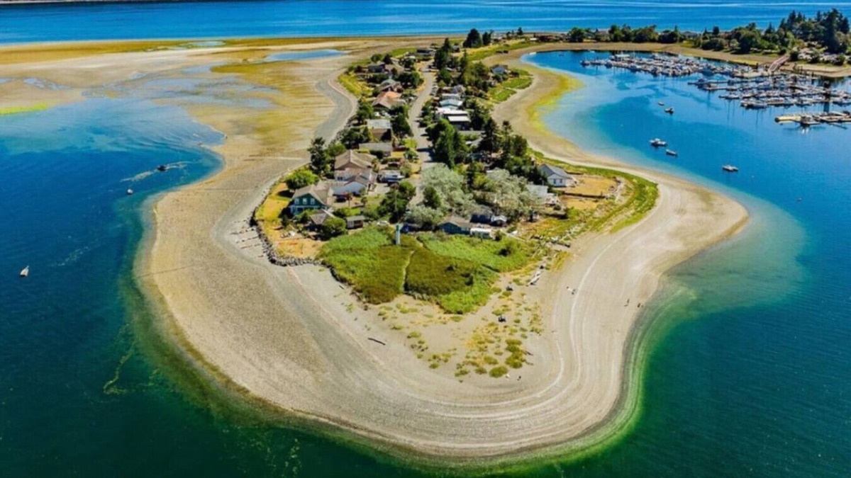 Regional District of Nanaimo House | Relax & Stay Awhile in Deep Bay