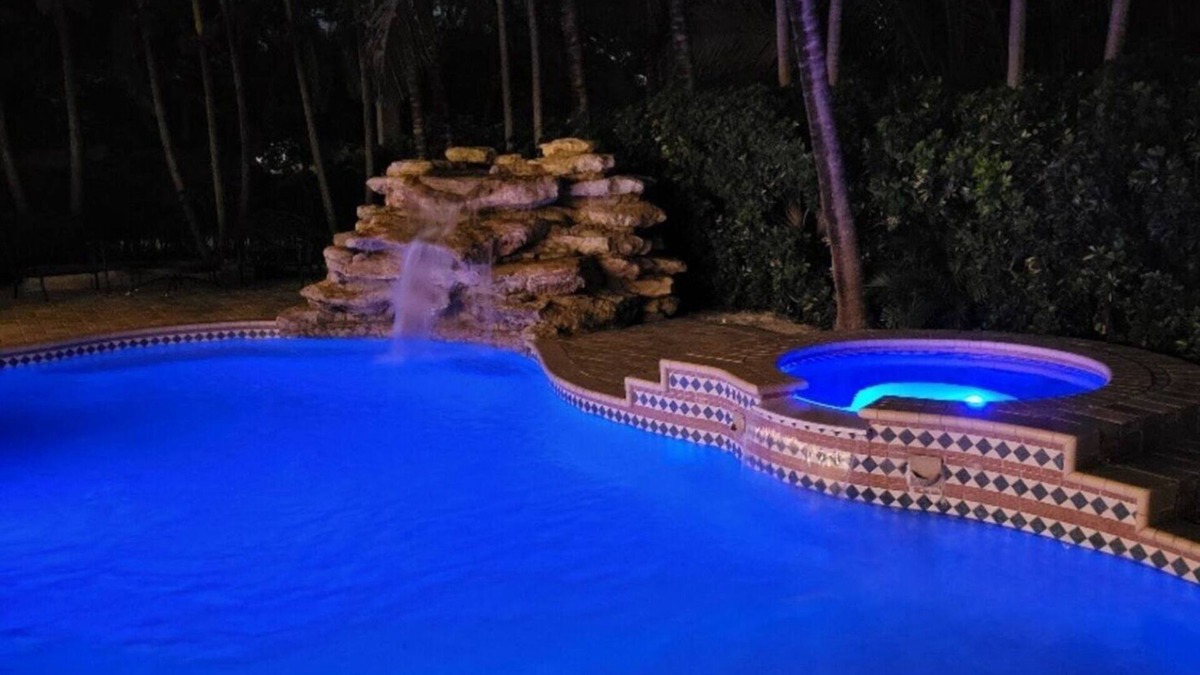 Pinecrest House | Relax under the Palms in Pinecrest! Waterfall, Pool and spa
