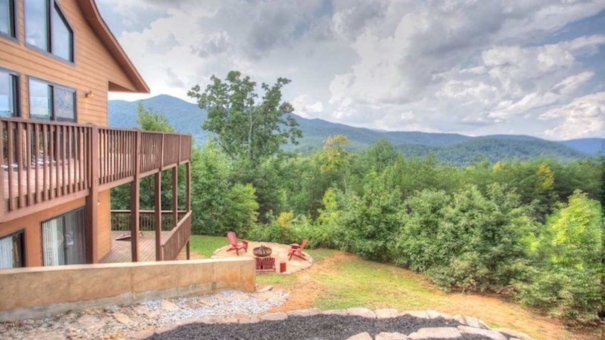 Cleveland Cabin | Relax & Unwind at Ritz on the Rocks! Dog Friendly, Hot Tub, Near Wineries!