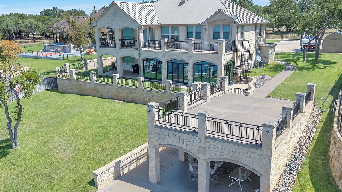 Graford House | Relax, Unwind & Dockside Dine by the Lake