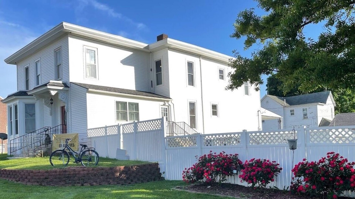 Windsor Bed & Breakfast | Relax with full and queen bed, no cleaning fees near Katy trail and downtown