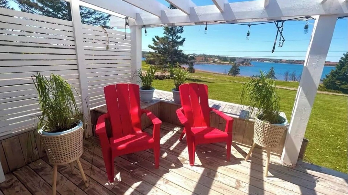 Bayview Cottage | Relax with the whole family at this beautiful, peaceful, authentic islander home