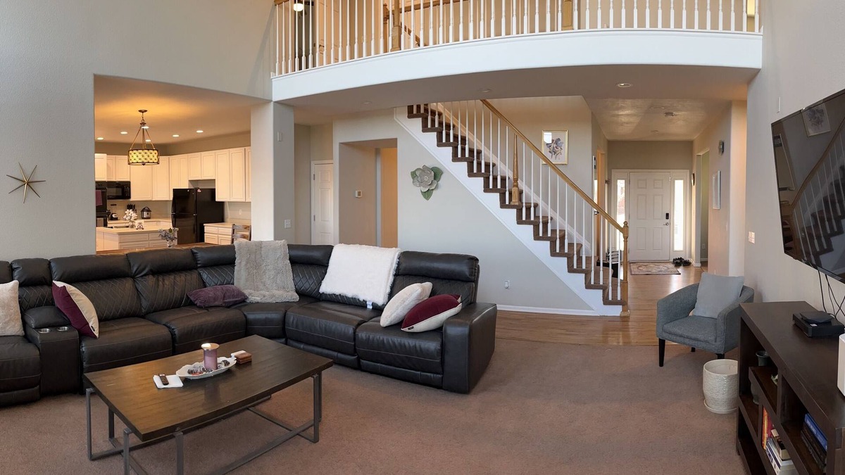 Centennial House | Relax with the whole family. Spacious home. Close to shopping and hiking trails