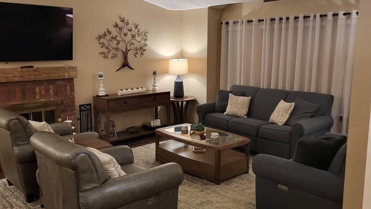 Porterville House | Relaxation meets comfort HERE at Redwood Inn