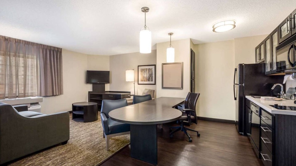 Baymeadows Hotel | Relaxation Retreat in Jacksonville! 3 Modern Units, Pets Allowed, Full Kitchen!