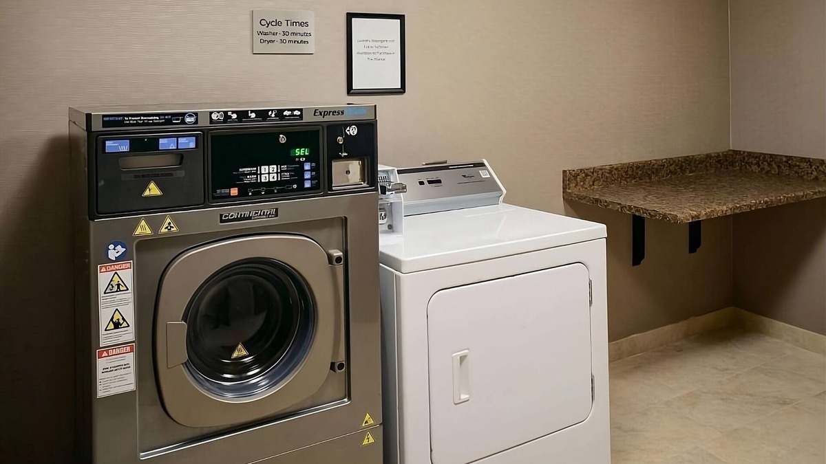 South Kansas City Hotel | Relaxation Retreat in Kansas City! 2 Modern Units, Pets Allowed, Free Parking
