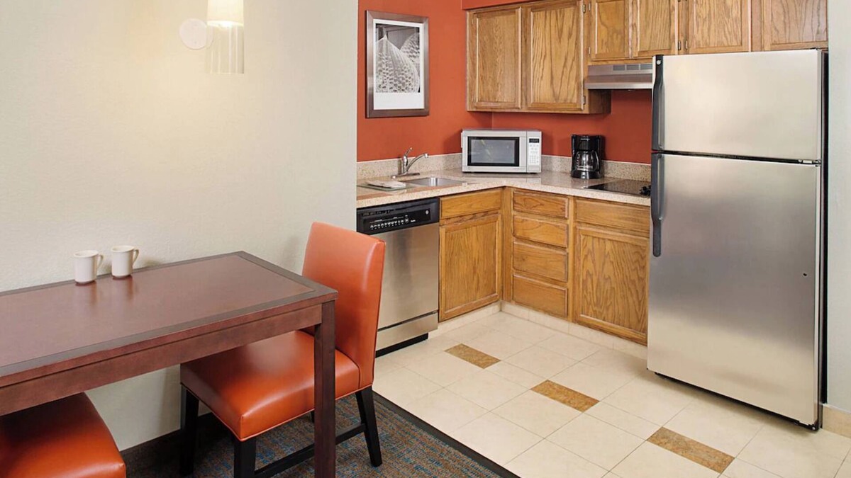 Rosemont Hotel | Relaxing 1BR Suite w/Living Area | Outdoor Pool Access and Free Breakfast
