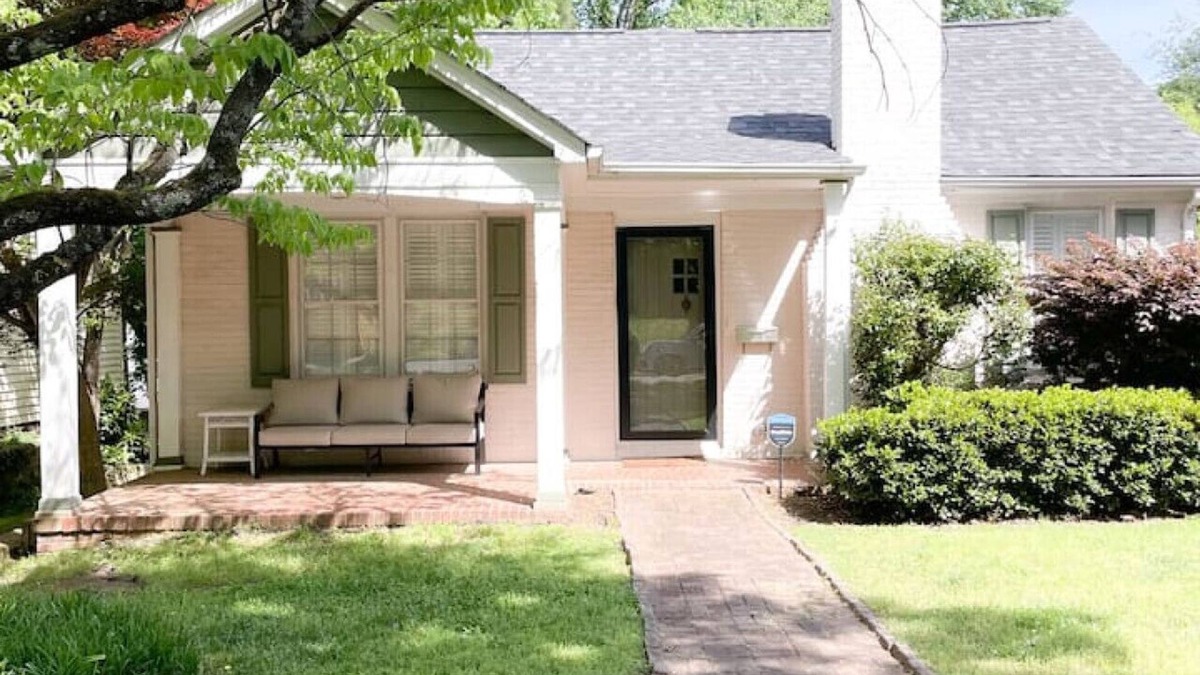 Plaza Midwood Apartment | Relaxing 2BR Escape|Backyard-BBQ-Outdoor Furniture