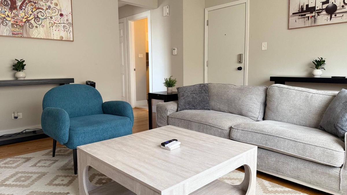 Des Plaines Apartment | Relaxing 2BR Retreat w/Parking Near O’Hare