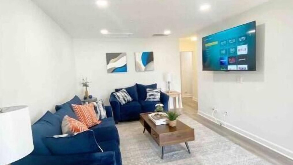 Rolling Meadows House | Relaxing 3 bedroom one level home