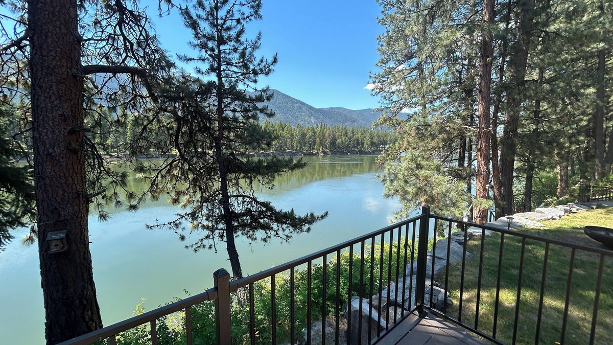 Thompson Falls House | Relaxing 3-bedroom + bunkhouse waterfront home on the Clark Fork River