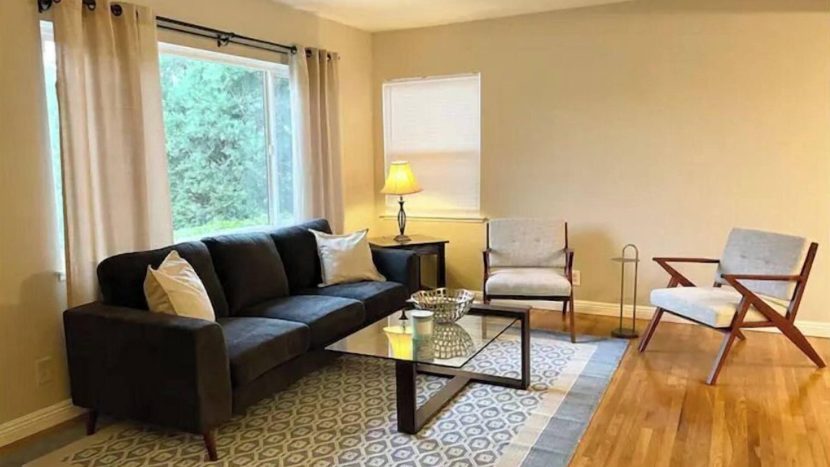 Chatsworth House | Relaxing 3 Bedroom, 2 Bathrooms. Large backyard, pool, jacuzzi + 2 patios, grill