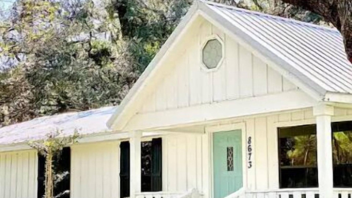 Boys Ranch House | Relaxing 4-bedroom house; 20 mins from springs in Live Oak on pond with fire pit