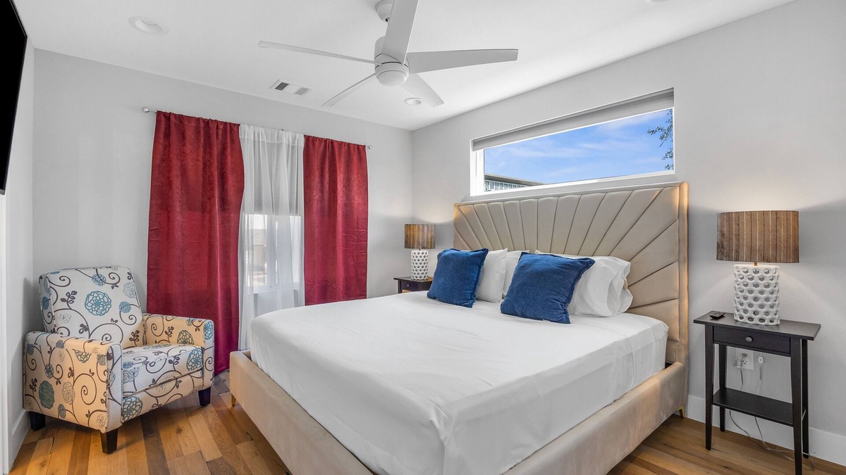 University Hills and Windsor Park House | Relaxing 4BR Stay - 5 Mins to DT - Quiet & Central!