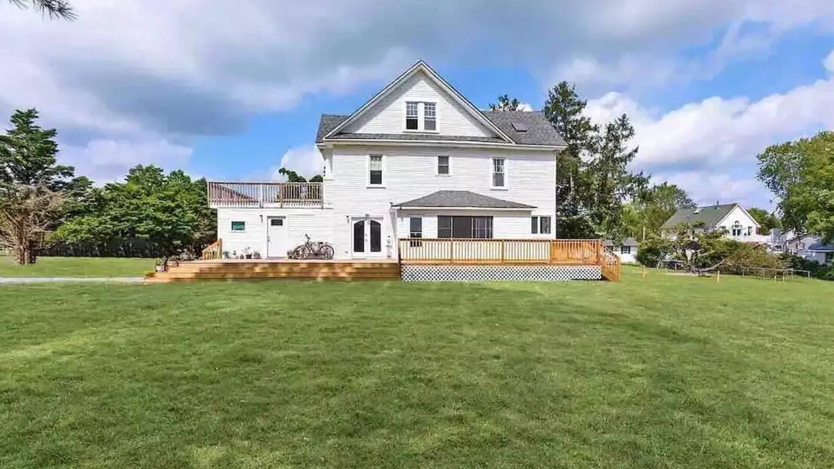 Berlin House | Relaxing 5 bd home with 1 bd Apartment on 2.5 acres near MD beaches