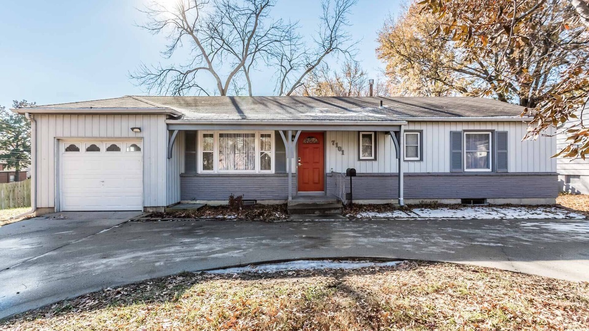 Overland Park House | Relaxing and spacious single family in heart of Overland Park
