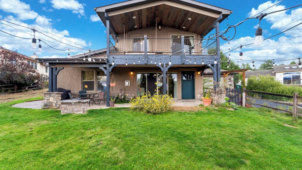 Gleneagle House | Relaxing Authentic Colorado Retreat w/Chic Art, 5 min to USAFA & Amenities