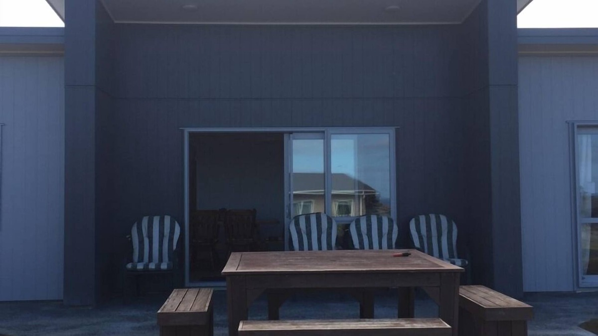 Baylys Beach House | Relaxing Bach great views