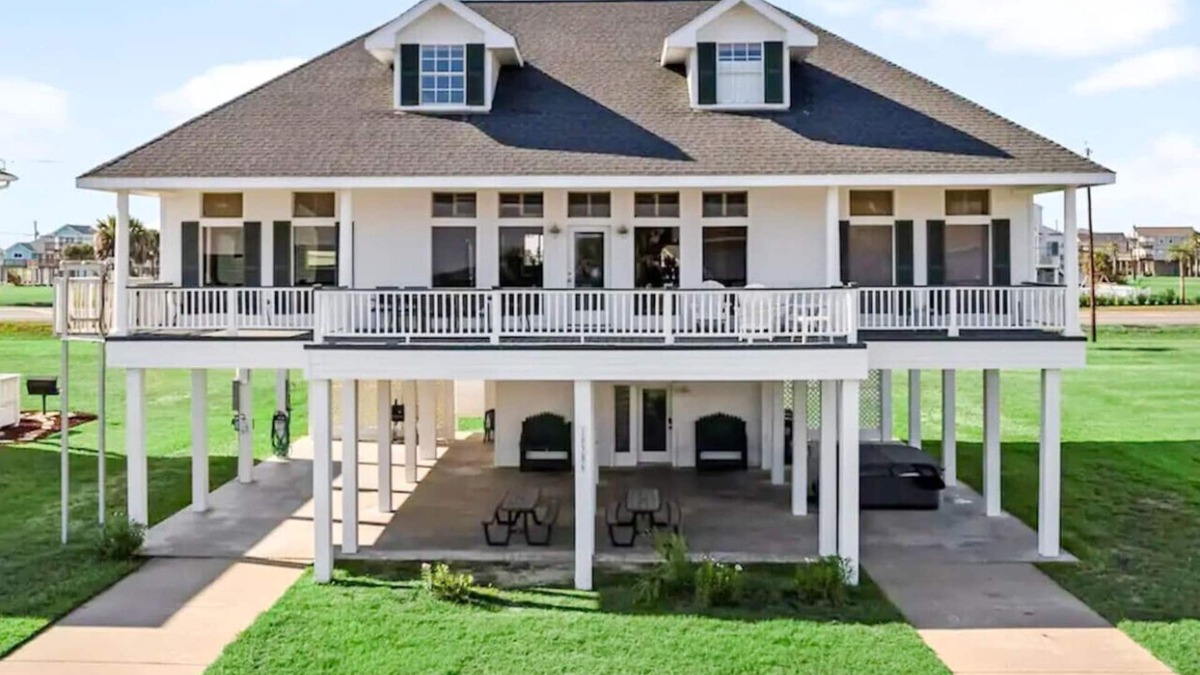 Galveston House | Relaxing Beach Escape – Gulf Views + Hot Tub