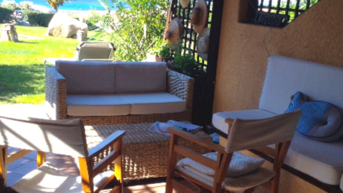 Golfo di Marinella Apartment | Relaxing beachfront apartment with spacious veranda, pool, a/c, parking