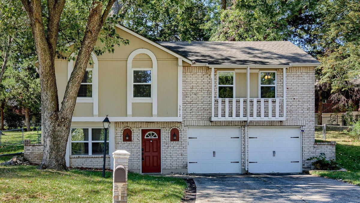 Blue Springs House | Relaxing Blue Springs Escape 3BR w/Outdoor Space