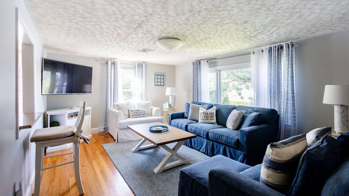 Newport East House | Relaxing Charmer Near Newport ; super cozy, clean & great for groups!