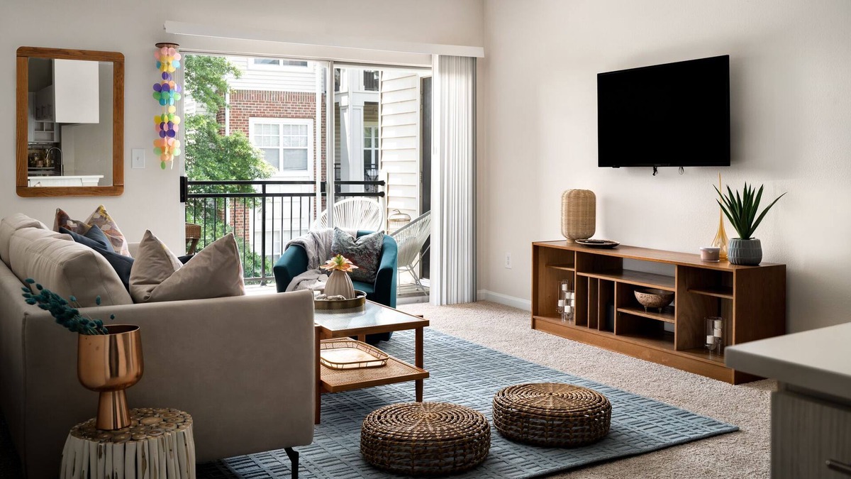 Lansdowne Apartment | Relaxing, Comfy, Pet Friendly 2/2 Apartment w/ Gym