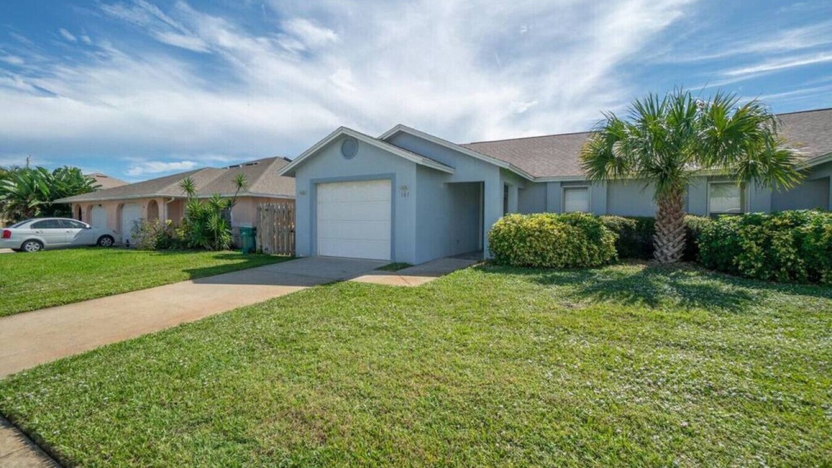 Indialantic House | Relaxing Cottage - HEATED POOL - Walk to the Beach - Dog Friendly