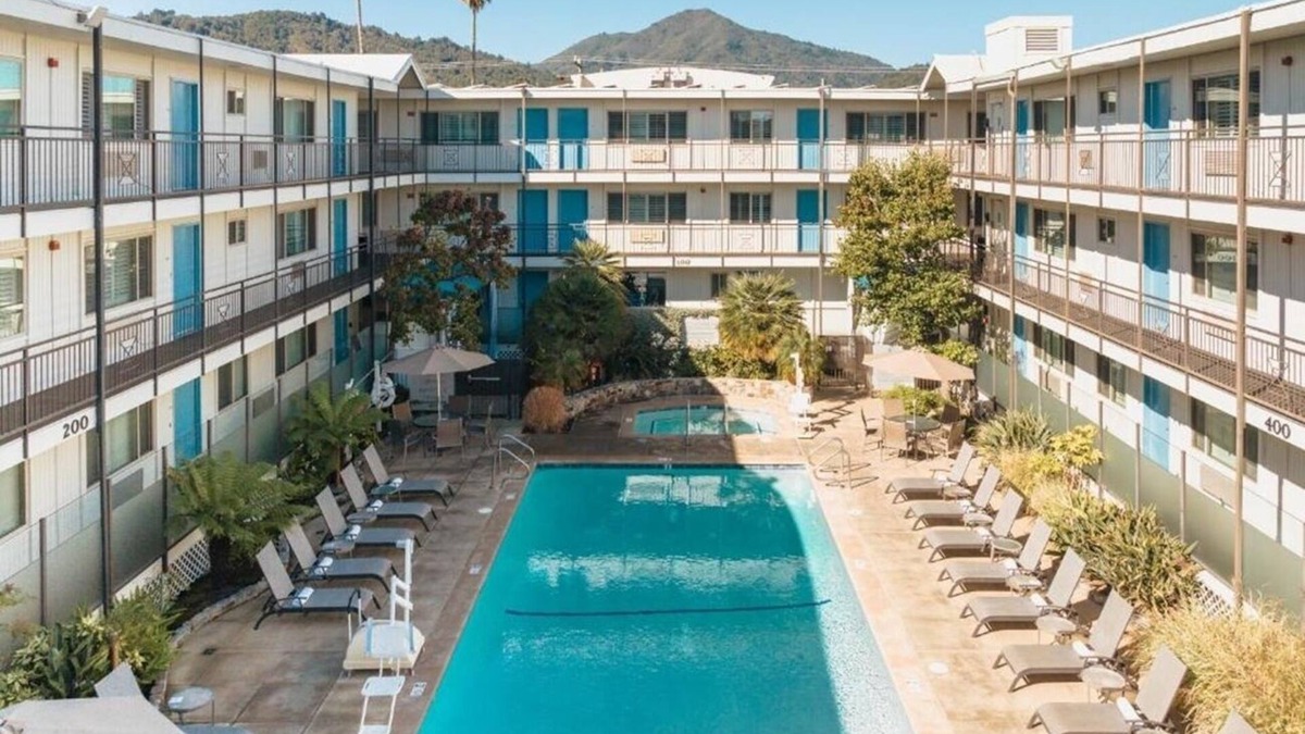 Corte Madera Hotel | Relaxing Couples’ Getaway | Poolside | Near Sausalito | Free Parking | BBQ Area