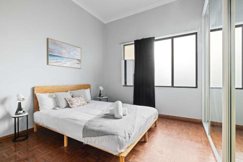 Belmore House | Relaxing Double Room in Belmore - Convenient Stay Near Shops - Shared Bathroom