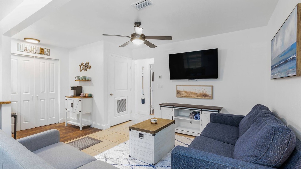 Foley House | Relaxing Duplex Retreat - Beaches, Hospital, Food