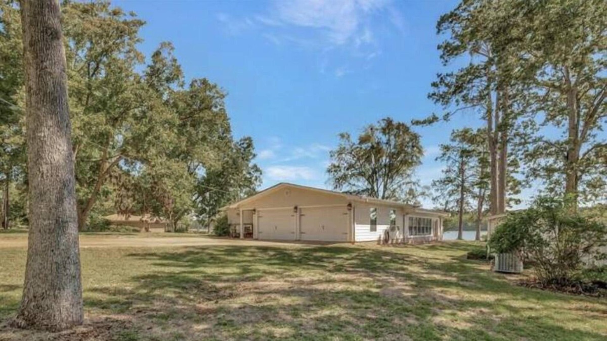 San Augustine House | Relaxing EastTx Lake House - Waterfront!