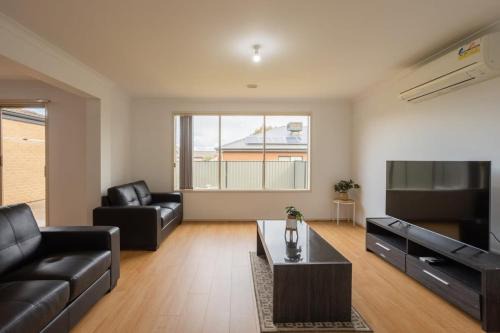 Tarneit House | Relaxing Family Home in the heart of Tarneit