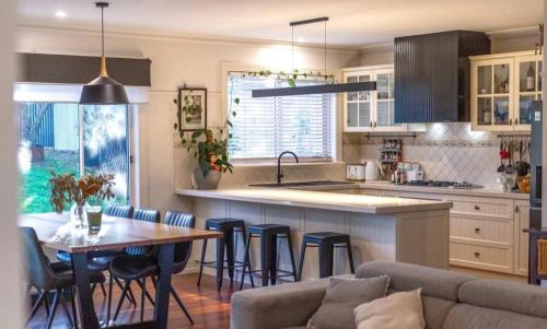 Golden Gully House | Relaxing Family Retreat with Outdoor Entertaining