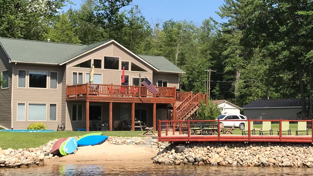 Gladwin House | RELAXING FAMILY RETREAT ON SECORD LAKE