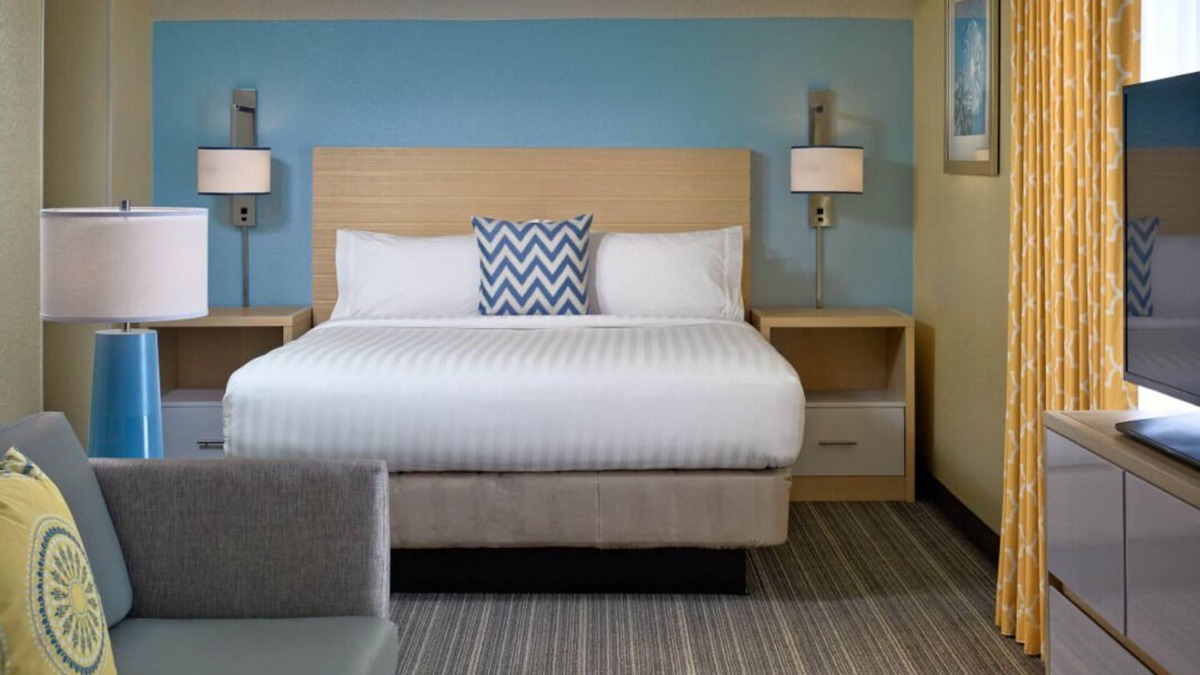 Newark Hotel | Relaxing Getaway in Newark! Swimming Pool, Free Breakfast & Parking Available!