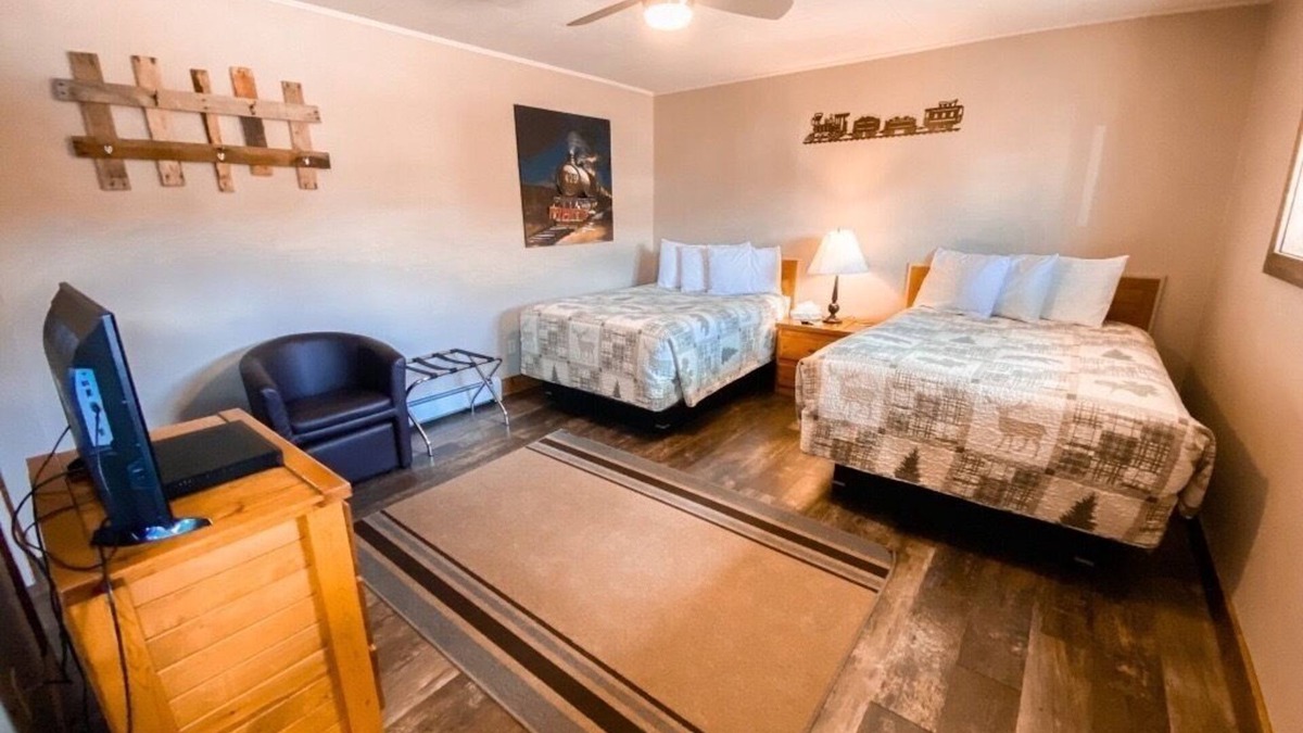 Oak Creek Hotel | Relaxing Getaway in our Homespun Double Kitchenette at Lodges of Oak Creek!