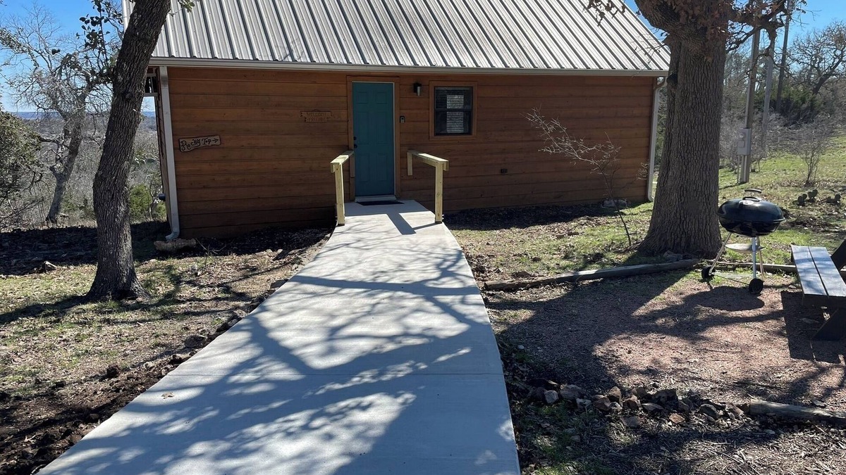Fredericksburg Apartment | Relaxing Getaway at The Rocky Top Cabin, Pet Friendly