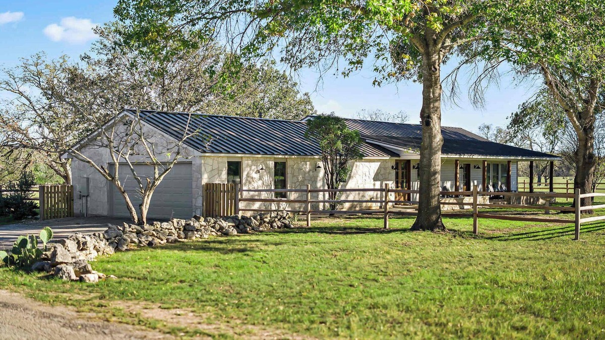 Boerne House | Relaxing Hill Country Home with a Firepit & Patio