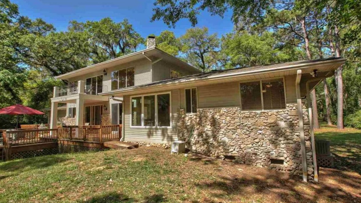 Tallahassee House | Relaxing home on the Lake with dock, and outdoor dining area