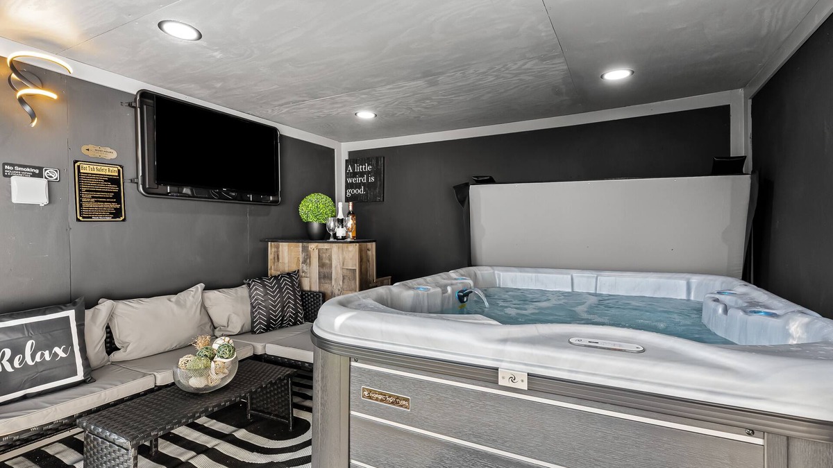 Ferndale House | Relaxing~ Hot Tub ~ Hideout with Home Theatre ~ Arcade games ~ & Pool Table!