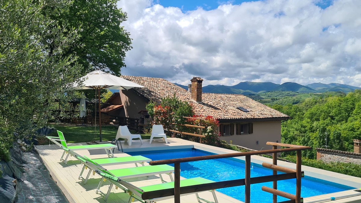 Fabriano Apartment | Relaxing - "Il Boschetto" with private pool near Frasassi Cave.