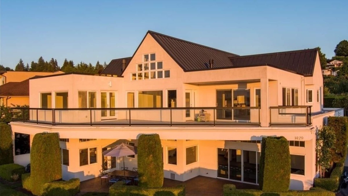 Federal Way House | Relaxing in an Entire 5,400sf Beach View Home With Indoor Heated Swimming Pool.