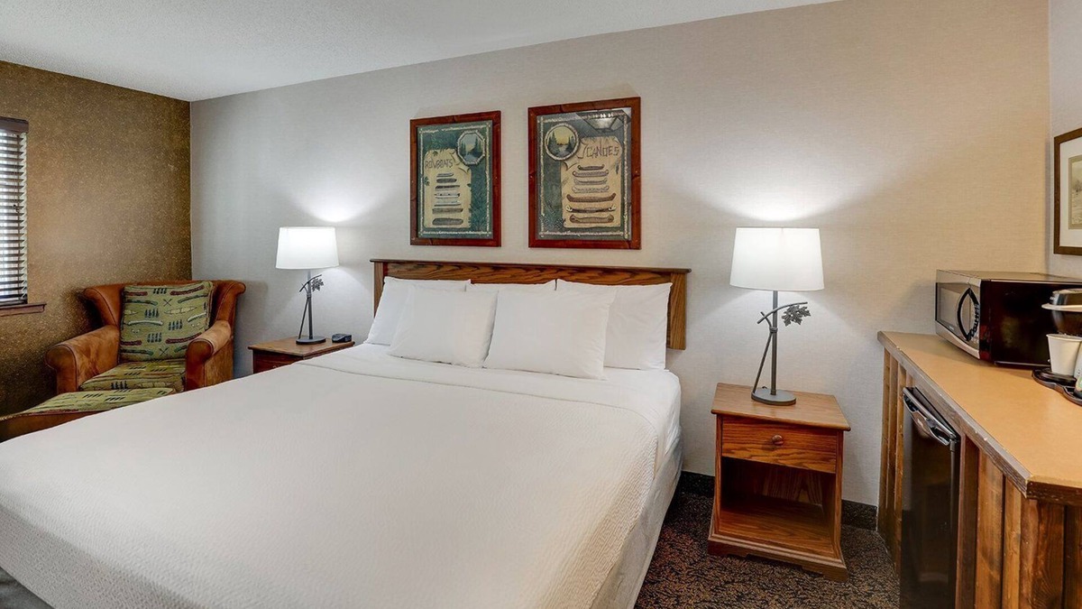 Johnston Hotel | Relaxing Johnston Stay: Full-Sized Kitchen Options w/Rustic Elegance, Pool