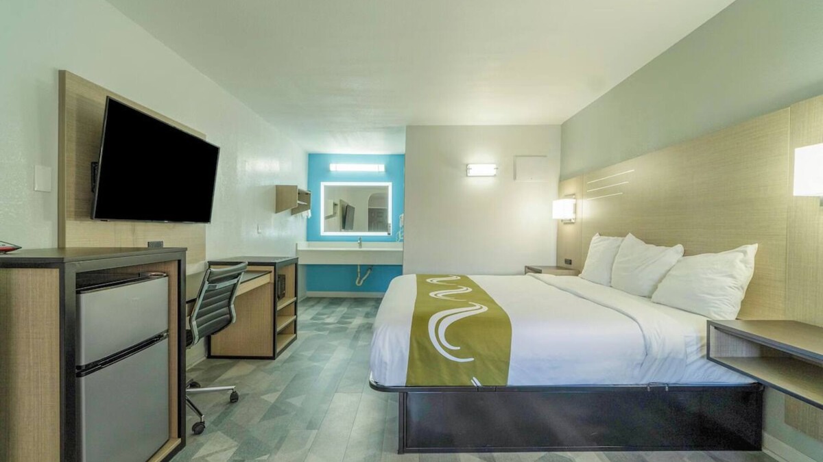 Pleasanton Hotel | Relaxing King Unit Near Pleasanton Country Club + Free Parking